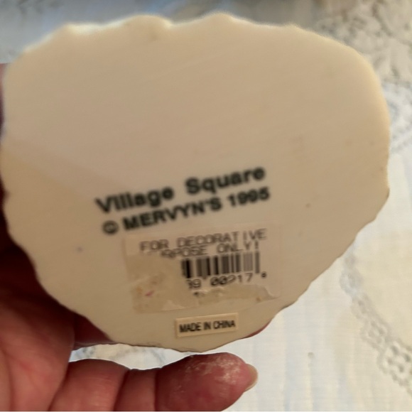 Vintage Village Square Collector Pieces - Picture 12 of 12